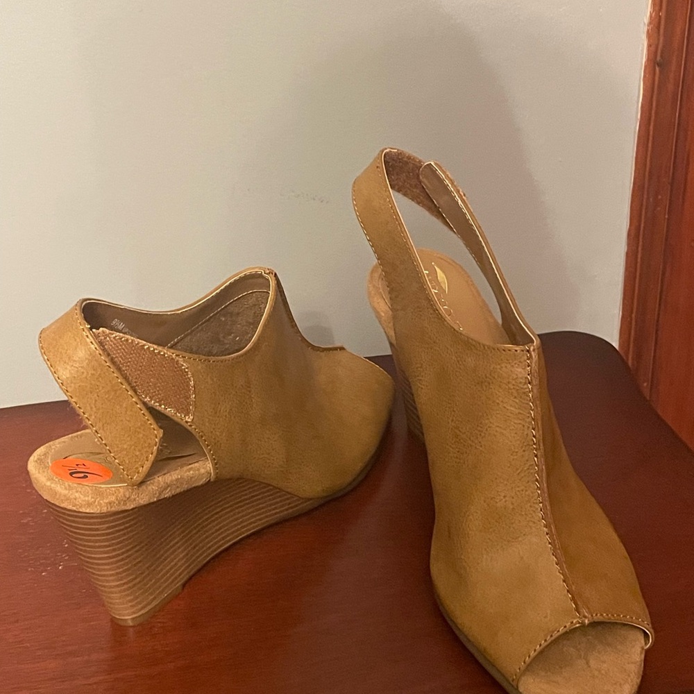 AEROSOLES Tan Slingback Wedges